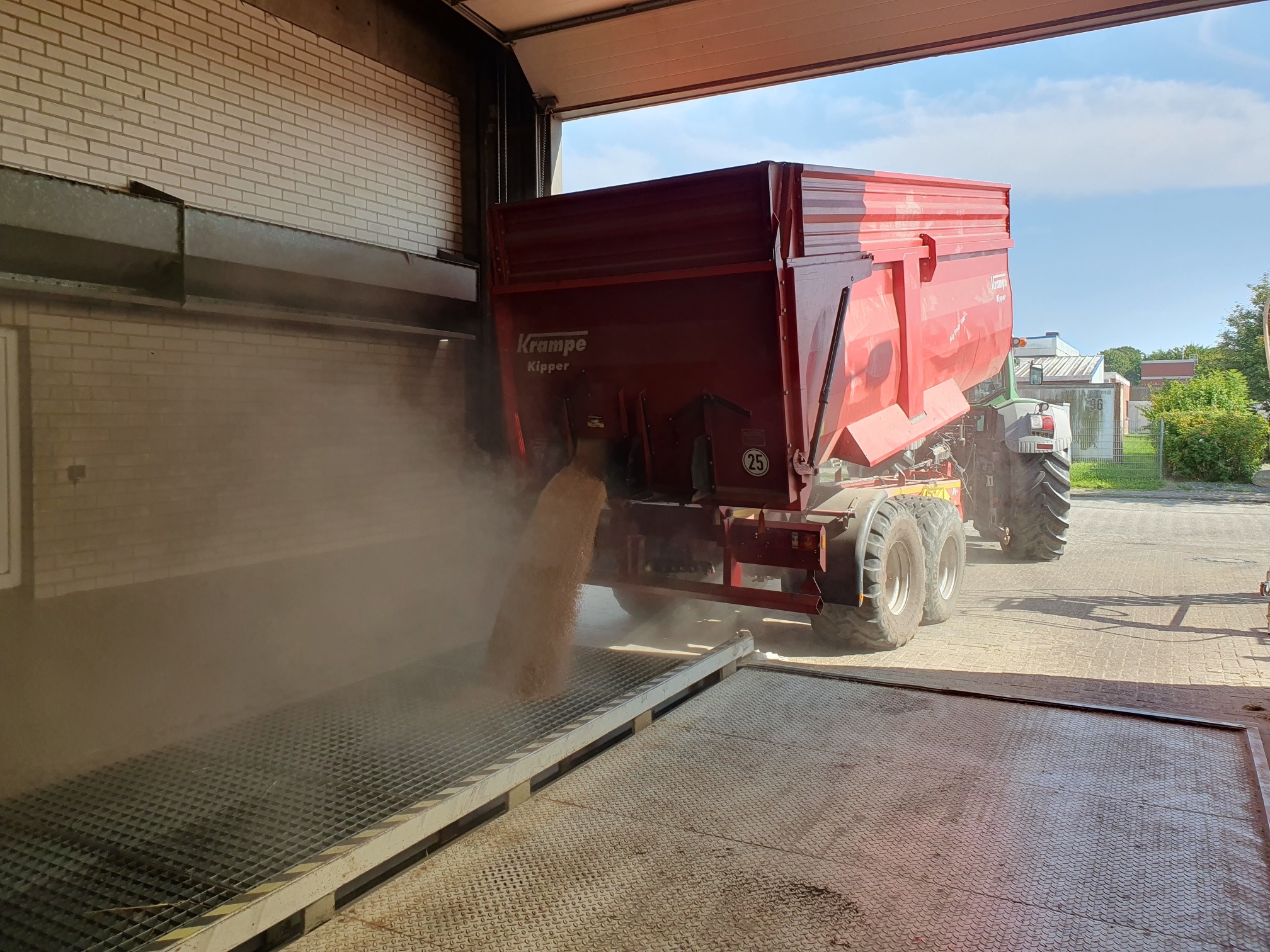 newsimages/151-Ernte 2025 Abladen Hage.jpg